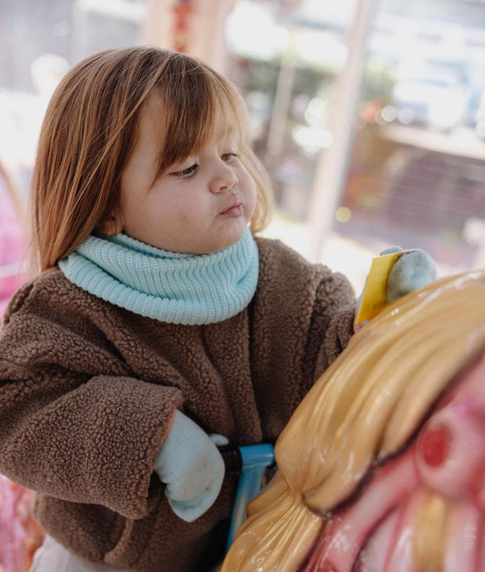 Snood en maille polaire Cocoon Candy porté par une fille avec les gants Handy Candy assortis – photo lifestyle – Hello Hossy