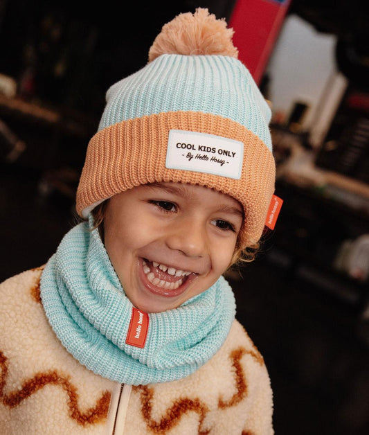 Garçon portant le tour-de-cou Cocoon Candy en maille doublée polaire avec le bonnet Color Block Candy assorti - photo lifestyle - Hello Hossy