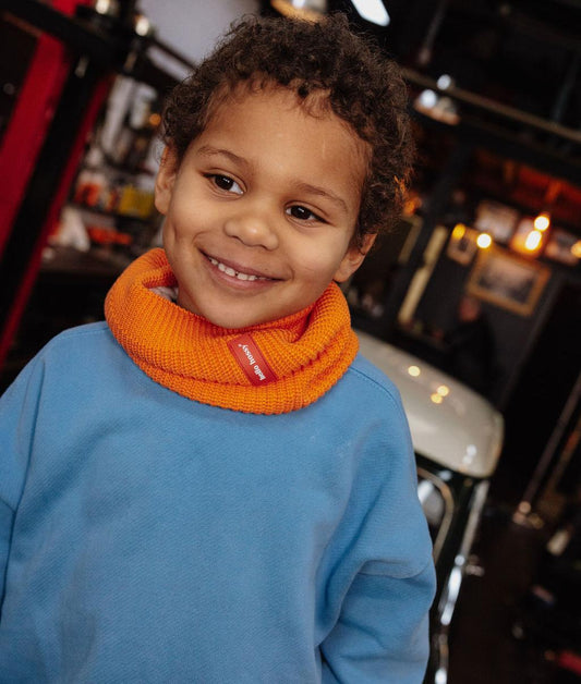 Garçon portant le tour-de-cou en maille Cocoon Indie - photo lifestyle - Hello Hossy