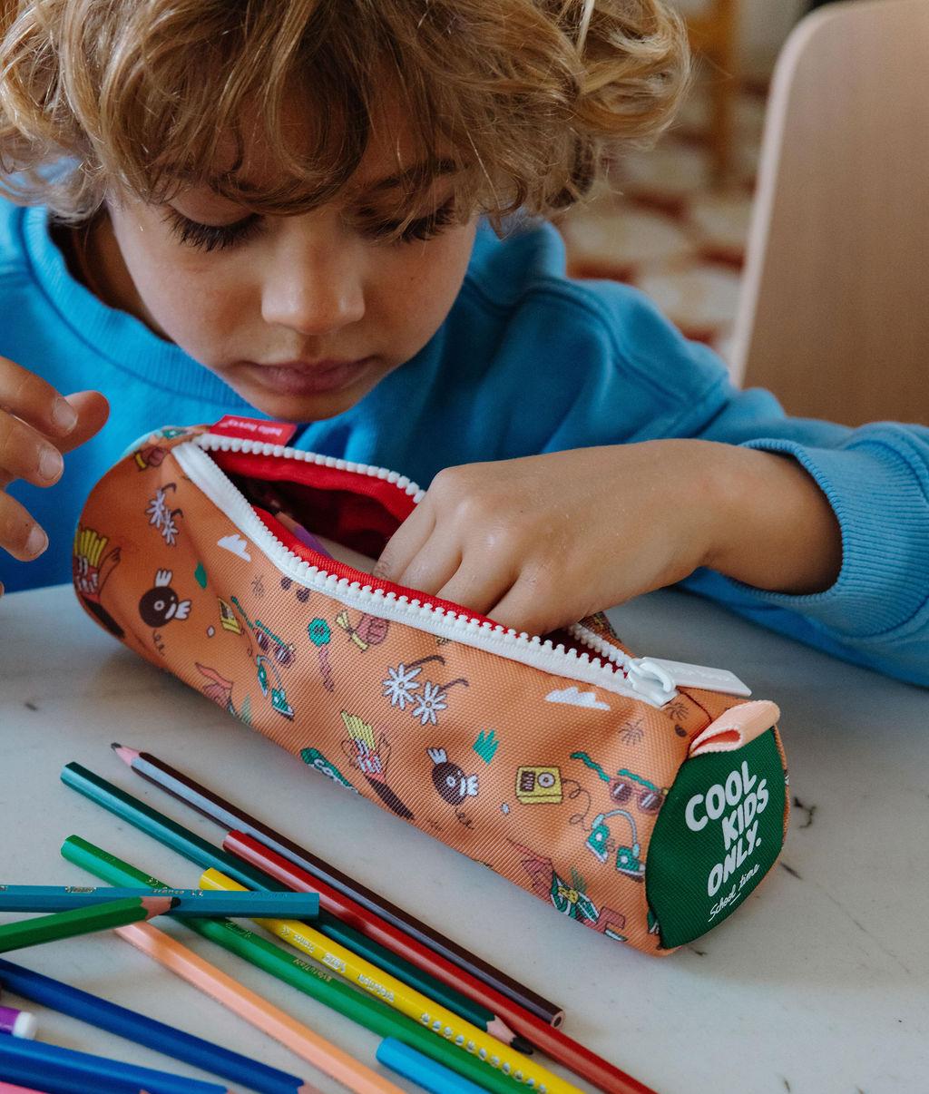 Trousse scolaire enfant marron motif musique détail texte vert Hello Hossy