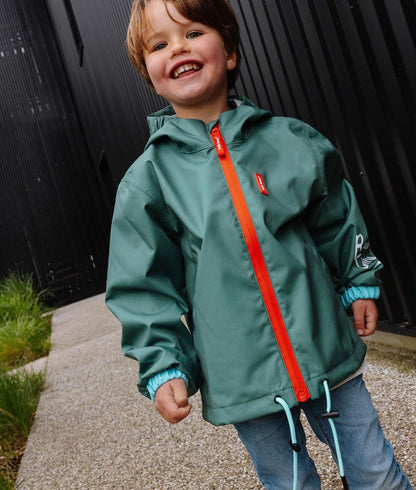 Veste de pluie imperméable Captain portée par un garçon - vue de face - photo lifestyle – Hello Hossy