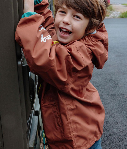 Veste de pluie imperméable Peanut portée par un garçon - vue de profil - photo lifestyle – Hello Hossy