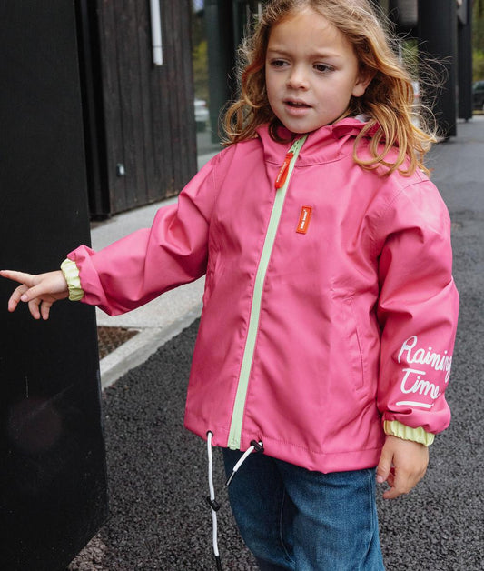 Enfant portant la veste de pluie imperméable Pitaya - photo lifestyle - Hello Hossy